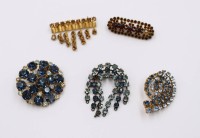 Auktion 374<br>4x Strass-Broschen sowie 1x Granat, ca. 4,5cm