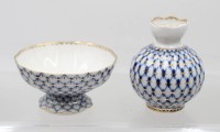 Auktion 374<br>Vase und Fussschale, &bdquo;Kobaltnetz&ldquo;-Dekor , Lomonossov, Entw.  Anna Yatskevich, ca. H-11,5cm u. 7cm D-13cm