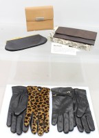 Auktion 374 / Los 13003 <br>Konvolut aus 2 paar Handschuhen sowie 3 diverse Portmonees