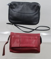 Auktion 374<br>2x div. Leder-Taschen, rot und schwarz, Tragespuren, ca. 22 x 16cm