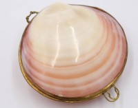 Auktion 374<br>Schatulle aus Muschel gefertigt, &auml;lter, ca. 7,5 x 7,5cm