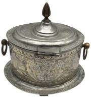 Auktion 374<br>Antike marokkanische versilberte Teedose/Zuckerdose mit  Messingringen und Spitze, fein ziseliert, um 1910, H-21,5 cm, 22x16 cm