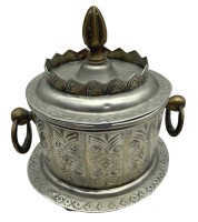 Auktion 374<br>kleine Antike marokkanische versilberte Teedose/Zuckerdose mit  Messingringen und Spitze, fein ziseliert, um 1920, H-17,5, 15x13 cm
