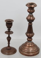 Auktion 374<br>Paar Leuchter, Kupfer, 1x 19. Jhd. , ca. H-16 bis 24,5cm