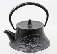Auktion 374<br>japanische Gusseisen-Teekanne im Nambu-Tekki-Stil, gemarkt, ca. H-7cm