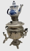 Auktion 374 / Los 16034 <br>gr. russischer Samowar, elektrisch (ohne Kabel) mit russischer Handarbeits-Porzellankanne, H-ohne Kanne 34 cm, Kanne 16 cm