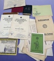 Auktion 374<br>Offiziers-Koffer mit umfangreichen Dokumentennachlass, Hauptmann D&ouml;ring (posthum), wie Urkunden EK 1 und EK 2, Verwundetenabzeichen, Panzerkampfabzeichen in Bronze (alles ohne Orden), Totenschein, Jagdschein Familien-Stammbuch , Tagebuch von Vater, 1915, Fotos etc. usw., auch von seiner Frau Dokumente, Kiste 77x39 cm, H-47 cm