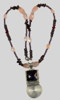 Auktion 374 / Los 1293 <br>Halskette mit Rosenquartz, Granat mit gr.  rechteckigen Ametyst und Silber-925- Anh&auml;nger, L-50 cm, 40,76 gr.,