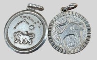 Auktion 374<br>2x Silber-925- Sternzeichen Anh&auml;nger, L&ouml;we und Stier, D-ca. 2 cm, zus. 5,86 gr