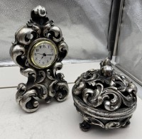 Auktion 374<br>Tischuhr mit Batteriewerk und passende Deckeldose (Duftschale) H-Uhr 25,5 cm, wohl Pressholz