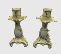 Auktion 374<br>Paar Kerzenst&auml;nder "Dresden" Potschapel, Goldstaffage, 1x Blatt abgebrochen, H-16,5 cm