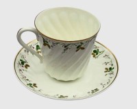 Auktion 374<br>Kaffeetasse mit Untertasse in der charakteristischen gedrehten beziehungsweise gerippten Form (Form &bdquo;Витая&ldquo; / &bdquo;Twist&ldquo;) ,Porzellanmanufaktur Lomonossow (LFZ, heute Kaiserliche Porzellanmanufaktur St. Petersburg)