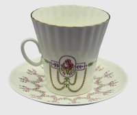 Auktion 374<br>Vintage-Kaffeetasse mit Untertasse  ,Lomonossow-Porzellanmanufaktur (LFZ, UdSSR) aus der zweiten H&auml;lfte des 20. Jahrhunderts ,feines,handbemaltes Rosen- und Girlanden-Dekor mit Goldverzierung