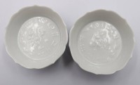 Auktion 374<br>2 kl. Sch&auml;lchen, Meissen, Wei&szlig;, Relief-Sternzeichen, je ein Schleifstrich, ca. H-3cm D-7,5cm