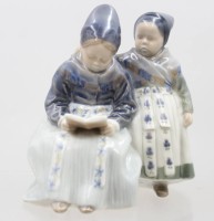 Auktion 374<br>Zwei lesende Amager M&auml;dchen, Royal Copenhagen, Entw. Lotte Benter, u. sign., Modell-Nr. 1395, polychrome Unterglasurbemalung, H-17cm, ein Schleifstrich
