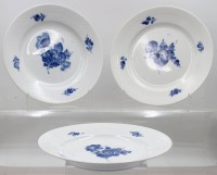Auktion 374<br>3x flache Teller, Royal Copenhagen, Serie &bdquo;Blaue Blume&ldquo;, je D-25,5cm