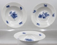 Auktion 374<br>3x tiefeTeller, Royal Copenhagen, Serie &bdquo;Blaue Blume&ldquo;, je D-23cm, je ein Schleifstrich
