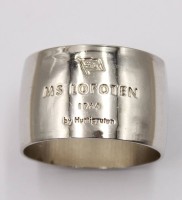 Auktion 374 / Los 11024 <br>Metall-Serviettenring der Hurtigruten-F&auml;hre MS Lofoten von 1964, 2,5cm