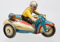 Auktion 374<br>Blechspielzeug-Motorrad mit Beiwagen, wohl China, Werk l&auml;uft, ca. H-12,5cm L-17,5cm