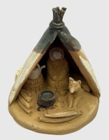 Auktion 374<br>Eskimo-Zelt mit Interieur, Ton, Handarbeit, Murmanks verso beschriftet, H-10 cm, D-unten 8,5 cm