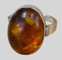 Auktion 374<br>Silberring mit Bernstein-Cabouchon, RG 53, 3,79 gr