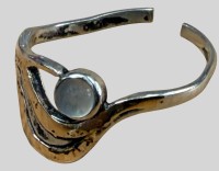 Auktion 374<br>schmaler Silberring mit Mondstein, offene Schiene, 1,56 gr