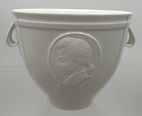 Auktion 374<br>KPM Vase Mozart Becher mit Biskuitmedaillon, Mozart-Portrait, H-11,5 cm, D-13 cm, Designer-Siegmund Sch&uuml;tz (1935)