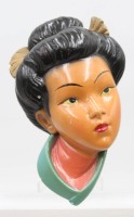 Auktion 374<br>50er Jahre Wandkopf "Geisha", Gips bemalt, einige Abplatzer, H-23cm