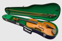 Auktion 374<br>Geige in Koffer mit m2 B&ouml;gen, innen Etikett, "Copy of Stradivari, made in Germany"