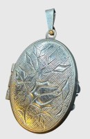 Auktion 374<br>kl. Silber-835- Medaillon, florales Dekor, H-ca. 4 cm (mit &Ouml;se), B-2,2 cm, 8,16 gr.