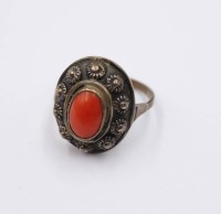 Auktion 374<br>835er Silber-Ring mit Korallen Cabochon, &auml;lter, 4gr., RG 54