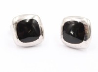 Auktion 374<br>quadratische Ohrstecker aus Silber 925 , mit gl&auml;nzenden, tiefschwarzen Onyx-Edelstein .