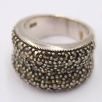 Auktion 374<br>breiter Vintage-Ring aus 925er Sterlingsilber , aufwendig mit funkelnden Markasit-Steinen im Kuppeldesign besetzt.