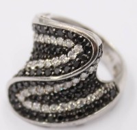 Auktion 374<br>Ring aus Silber 925 ist mit einem geschwungenen Pav&eacute;-Besatz aus schwarzen und wei&szlig;en Zirkonia,