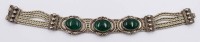 Auktion 374<br>Vintage-Gliederarmband aus Silber 925 ,  im traditionellen Stil gefertigt und mit markanten, tiefgr&uuml;nen Edelstein-Cabochons besetzt .