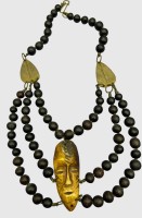 Auktion 374 / Los 1373 <br>afrikan. Collier mit Holzperlen und Knochenschnitzerei, Maske, seitl, Messing-Pl&auml;ttchen, L-ca. 75 cm