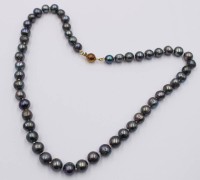 Auktion 374<br>elegante Tahiti-Perlenkette mit Goldfarbener Schlie&szlig;e .
