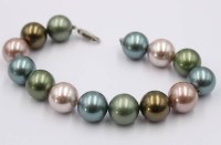 Auktion 374<br>ein mehrfarbiges Muschelkernperlen-Armband mit Silberschlie&szlig;e .