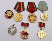 Auktion 374<br>eine Sammlung sowjetischer und russisch- sowjetischer Erinnerungs- sowie Arbeitsmedaillen und Abzeichen: