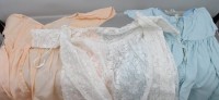 Auktion 374<br>festliches, wei&szlig;es Vintage-Taufkleid aus transparenter Spitze mit floralen Mustern und 2 Unterkleidern 