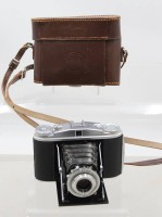 Auktion 374 / Los 14505 <br>Agfa Isolette II  eine klassische analoge Mittelformat-Faltkamera aus den 1950er-Jahren,