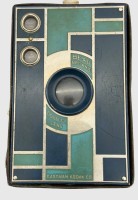 Auktion 374<br>Foto Box "Eastman Kodak" Beau Brownie Nr. 2., Art Deco um 1930-1935