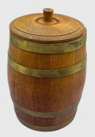 Auktion 374<br>Holz Deckeldose in Fa&szlig;form mit Messingdauben, H-21 cm, D-15 cm