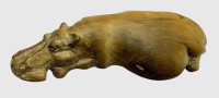 Auktion 374<br>liegendes Nilpferd, Tropenholz, H-3 cm, L-20 cm