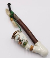 Auktion 374<br>traditionelle Gesteckpfeife mit jagdlich handbemalten Porzellankopf,