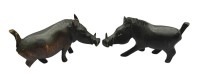 Auktion 374<br>Paar Warzenschweine, dkl. Tropenholz, einmal fehlt Teil des Hinterlaufes, H-9 cm, L-ca. 15 cm