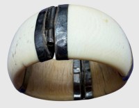Auktion 374<br>afrikan. massiver Armreif, Knochenschnitzerei, B-3,7 cm, Innendurchmesser 6 cm