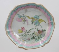 Auktion 374<br>chinesische Porzellanschale auf einem Fu&szlig; im Stil der Qing-Dynastie , gemarkt, altrissig, Altersspuren, ca. H-4cm D-16,5cm