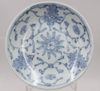 Auktion 374<br>blau-wei&szlig;er Porzellanteller aus China wohl um 1900 