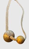 Auktion 374 / Los 1389 <br>breites Flechtarmband mit 2 grossen Flyern, Silber gepr&uuml;ft, Verschluss-Haken fehlt, L-50 cm, D-Diskus 4 cm, vergoldete Kugel 2,5 cm, 48, 18 gr
